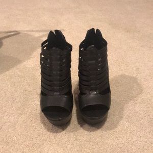 Steve Madden wedge with slits